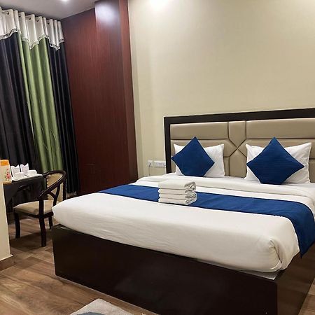 אגרה Hotel Mayur Palace מראה חיצוני תמונה