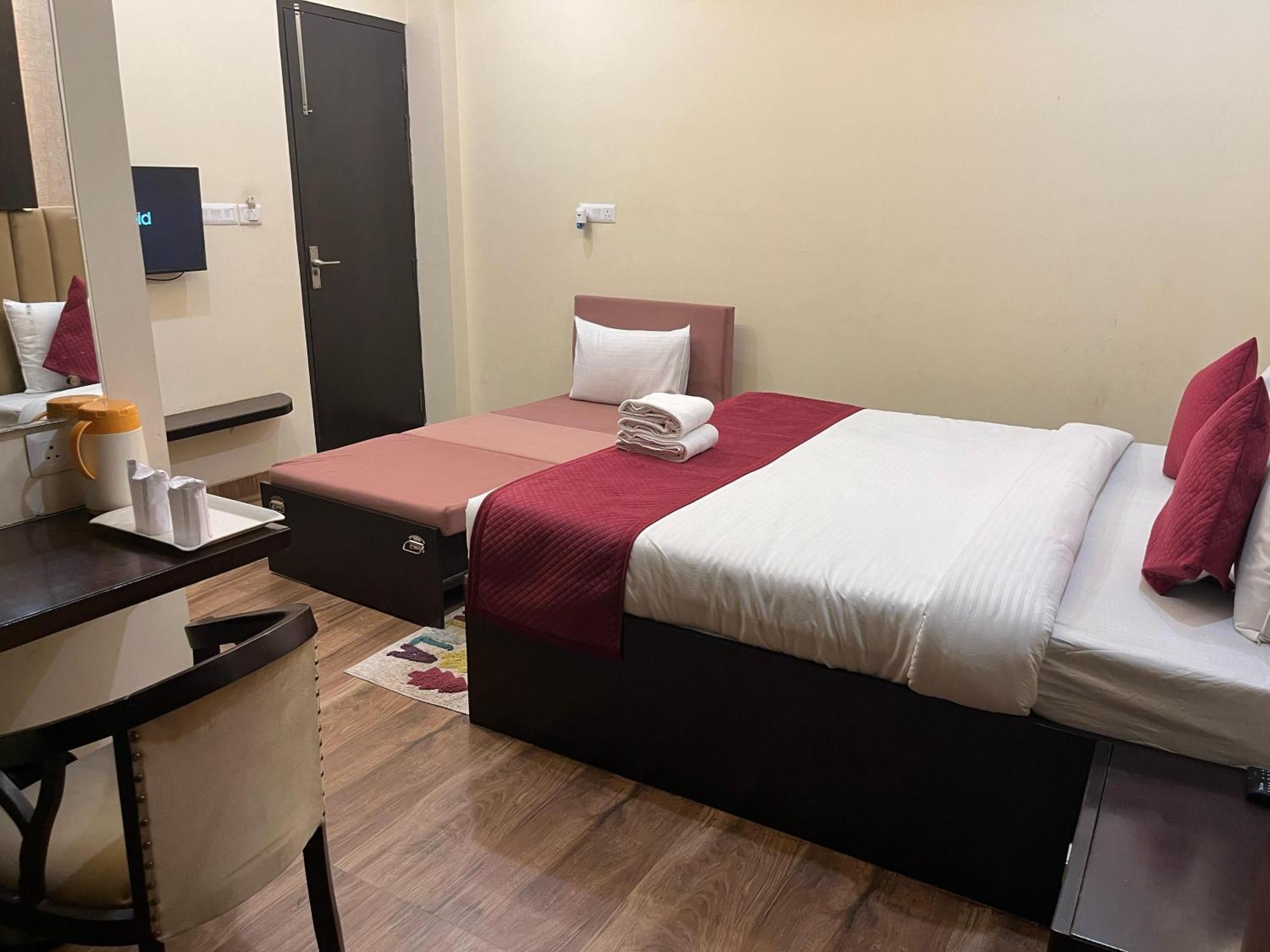 אגרה Hotel Mayur Palace מראה חיצוני תמונה