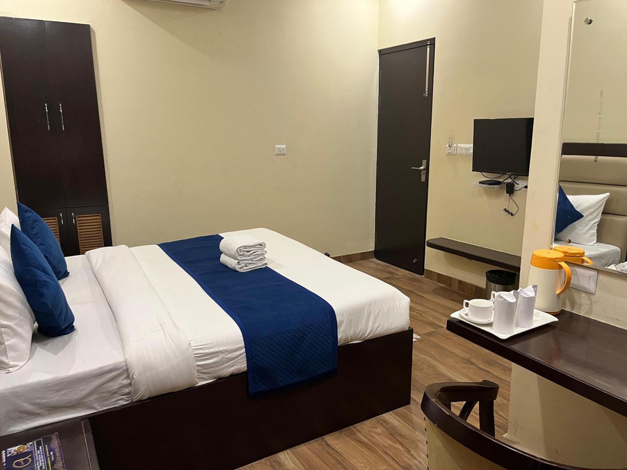 אגרה Hotel Mayur Palace מראה חיצוני תמונה